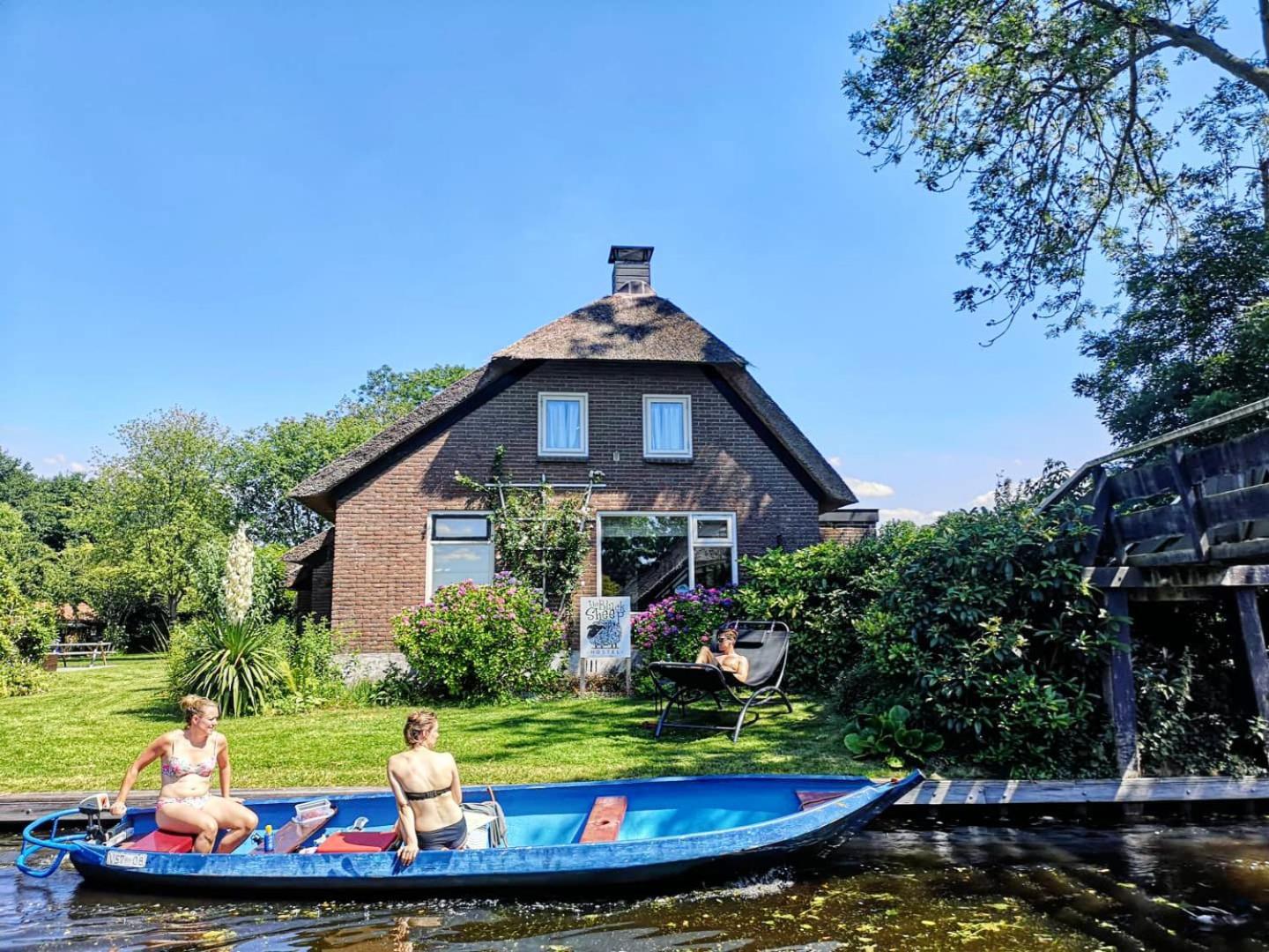 The Black Sheep Hostel Giethoorn Exterior photo